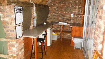 Cabin (Cormorant) | Private kitchen | Microwave, oven, stovetop, cookware/dishes/utensils