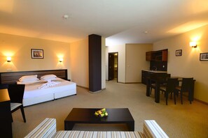 Standard-Doppelzimmer, Bergblick | Schreibtisch, schallisolierte Zimmer, Bügeleisen/Bügelbrett