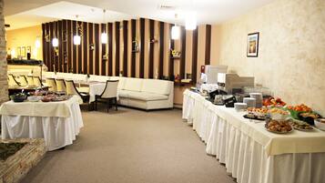 Free daily buffet breakfast