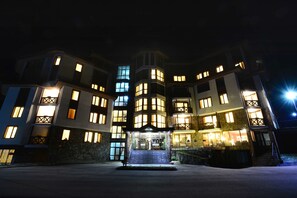 住宿正面 - 傍晚/夜晚