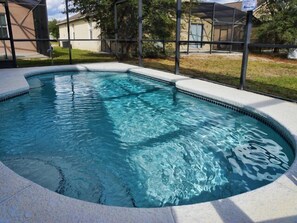 Familienvilla, zum Garten hin | Pool | Außenpool (je nach Saison geöffnet), Liegestühle