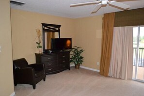 Villa familiale, baignoire à remous, côté jardin | Commodité de la chambre