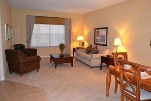 Villa familiale, baignoire à remous, côté jardin | Hall