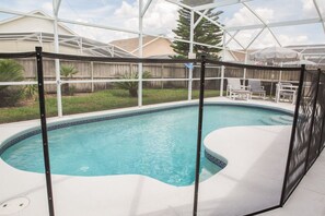 Piscine extérieure en saison, chaises longues