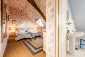A bedroom with two beds, a small window, a bedside table, and a nightstand. - La Ferme du Grand Launay (Semblancay)