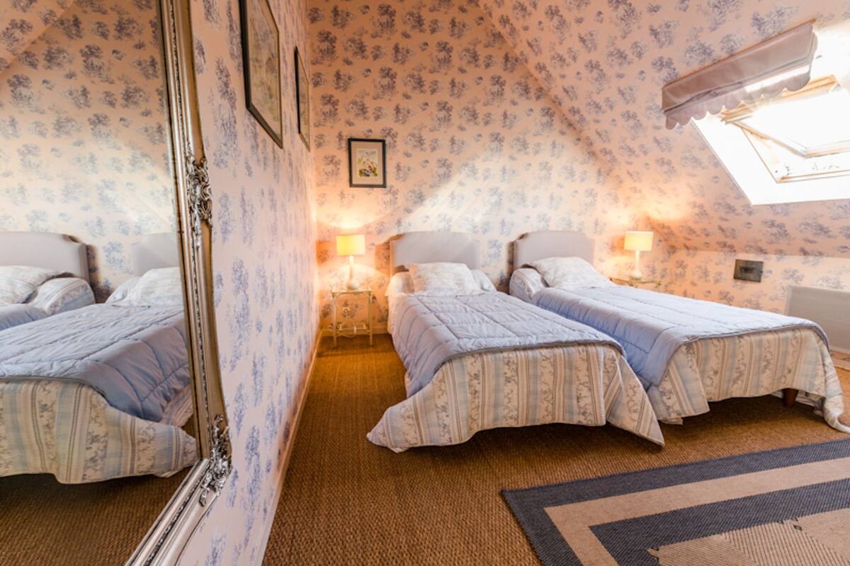 Comfort Twin Room (Du Bellay) | Premium bedding, soundproofing, cribs (free), rollaway beds (surcharge)