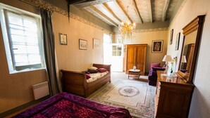 A bedroom with a bed, a dresser, a chair, a desk, and a window. - La Ferme du Grand Launay (Semblancay)