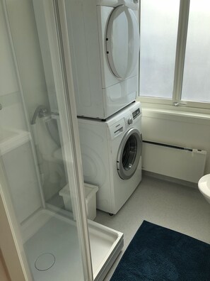 Departamento | Baño | Regadera, secadora de cabello, toallas