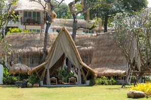 Couples treatment rooms, hot tub, body treatments, aromatherapy