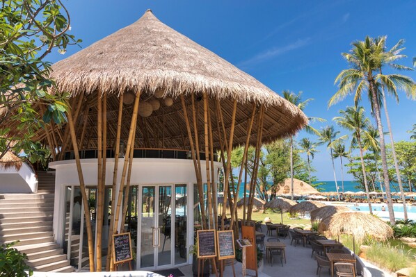 Petit déjeuner, déjeuner et dîner servis sur place, vue sur la plage