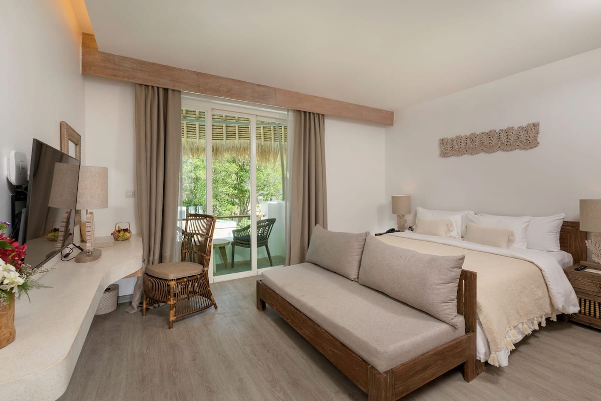 Deluxe Room | 1 bedroom, premium bedding, minibar, in-room safe