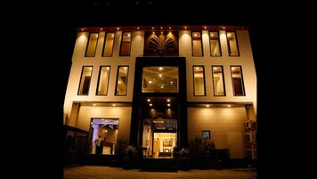 住宿正面 - 傍晚/夜晚