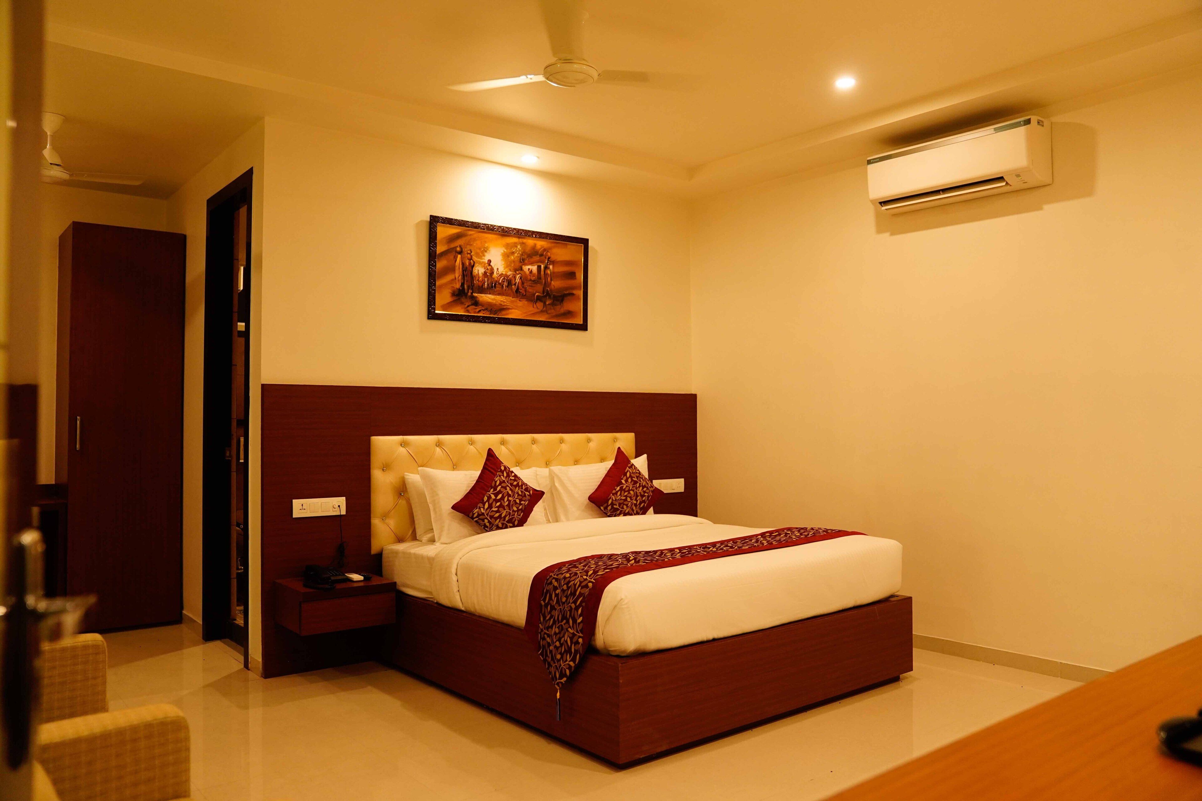 Club Room, 1 King Bed, Non Smoking | Individually furnished, soundproofing, rollaway beds, free WiFi