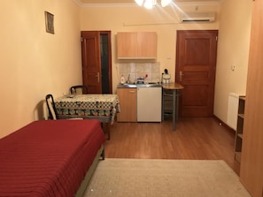 Refrigerador, microondas, placa de cocina, cafetera/tetera