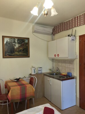 Standard Apartment, 1 Double Bed, Non Smoking, Balcony | Private kitchenette