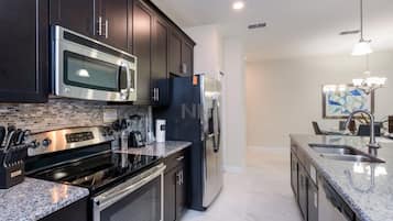 Family Townhome, Private Pool, Garden Area | Shared kitchen | Fridge, microwave, oven