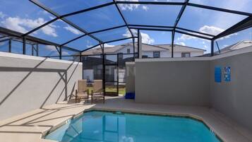 حمّام سباحة خارجي موسمي، مقاعد للتشمس