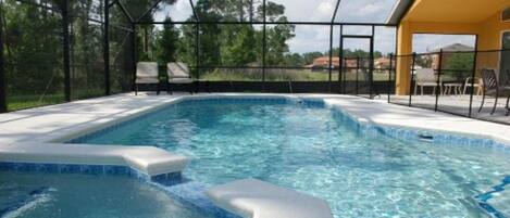 حمّام سباحة خارجي موسمي، مظلات على حمّام السباحة، مقاعد للتشمس