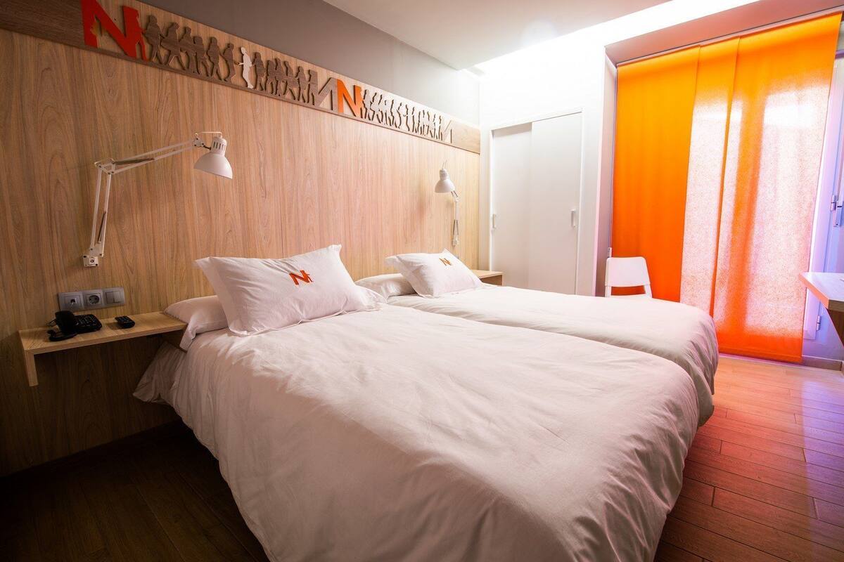 Escritorio, sistema de insonorización, wifi gratis y ropa de cama
