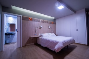Escritorio, sistema de insonorización, wifi gratis y ropa de cama