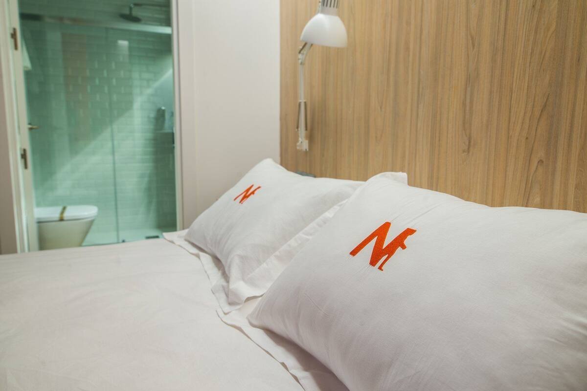 Escritorio, sistema de insonorización, wifi gratis y ropa de cama