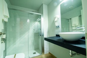 Ducha, artículos de tocador gratuitos, secador de pelo, toallas