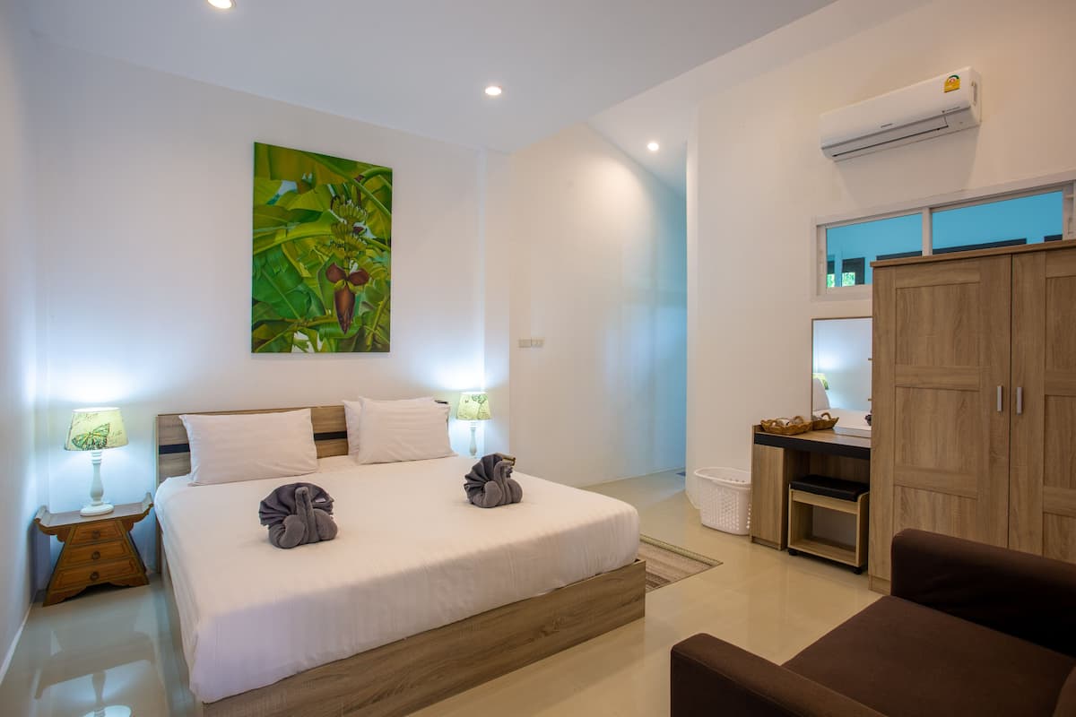 Exclusive Apartment, Mountain View | Minibar, in-room safe, blackout curtains, soundproofing