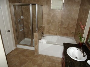 Familienapartment, eigener Pool, zum Garten hin | Dusche im Bad