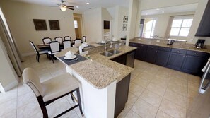 Perhehuvila, poreamme, puutarha-alue | Jaettu keittiö | Jääkaappi, mikroaaltouuni, uuni