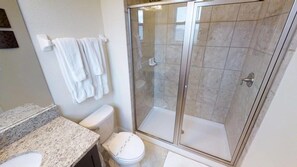 Vila Keluarga, hot tub, area taman | Kamar mandi | Pancuran hujan, pengering rambut, handuk, dan tisu toilet