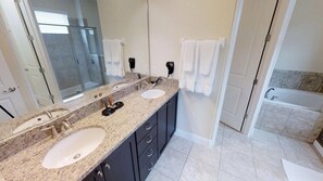 Familienvilla, Whirlpool, zum Garten hin | Badezimmer | Regendusche, Haartrockner, Handtücher, Toilettenpapier
