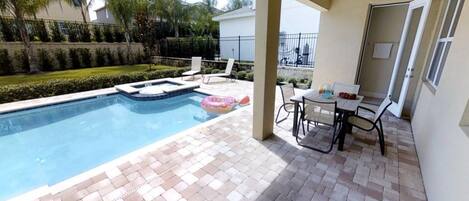 季節性室外游泳池,提供泳池遮陽傘和日光浴躺椅