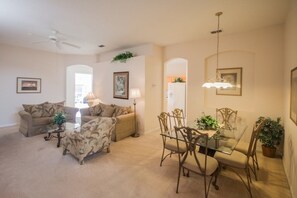 Perhehuvila, yksityinen uima-allas, puutarha-alue | Aula