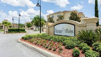 Condo familiar, en el área del jardín | Detalle exterior