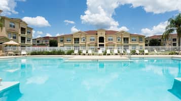 Condo familiar, en el área del jardín | Vista al agua