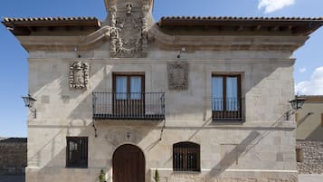 Vista frontal de la propiedad