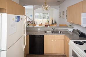 Familien-Stadtwohnung, Balkon, zum Garten hin | Gemeinschaftsküche | Kühlschrank, Mikrowelle, Ofen