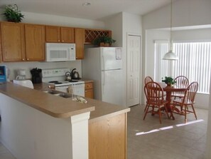 Vila Keluarga, kolam renang pribadi, area taman | Dapur bersama | Lemari es, microwave, dan oven