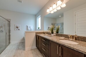 Family Villa, Multiple Bedrooms, Hot Tub, Garden Area | Bathroom - Je59002 - The Encore Club Resort - 9 Bed 8.5 Baths Villa (Kissimmee)