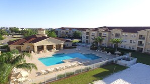 A resort with a central pool, lounge chairs, and a fenced area. - Ec47ha - 3 Bedroom Condo In Terrace Ridge, Sleeps Up To 6, Just 6 Miles To Disney (Davenport)