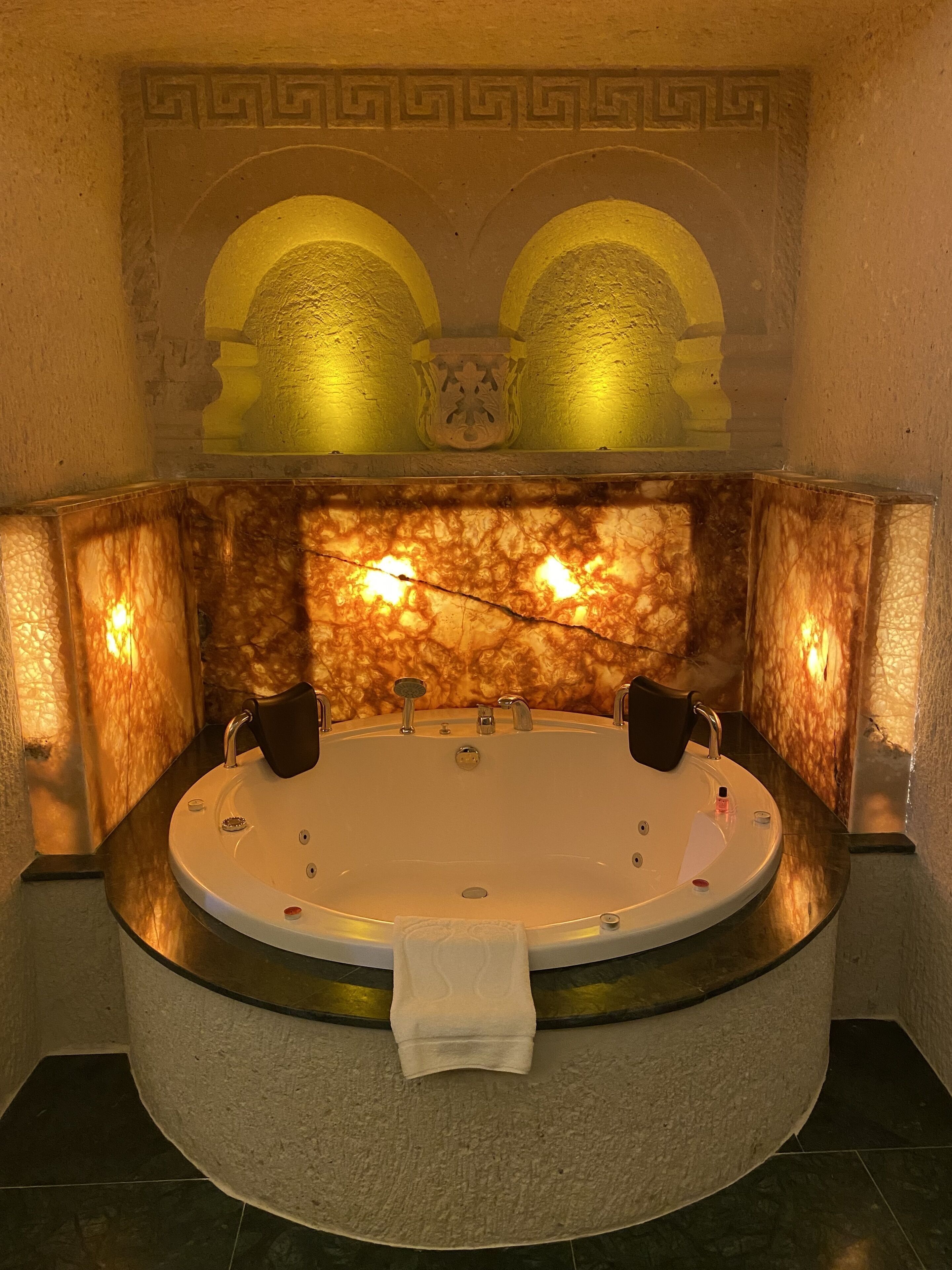 Bathroom | Separate bathtub and shower, jetted bath, hydromassage showerhead