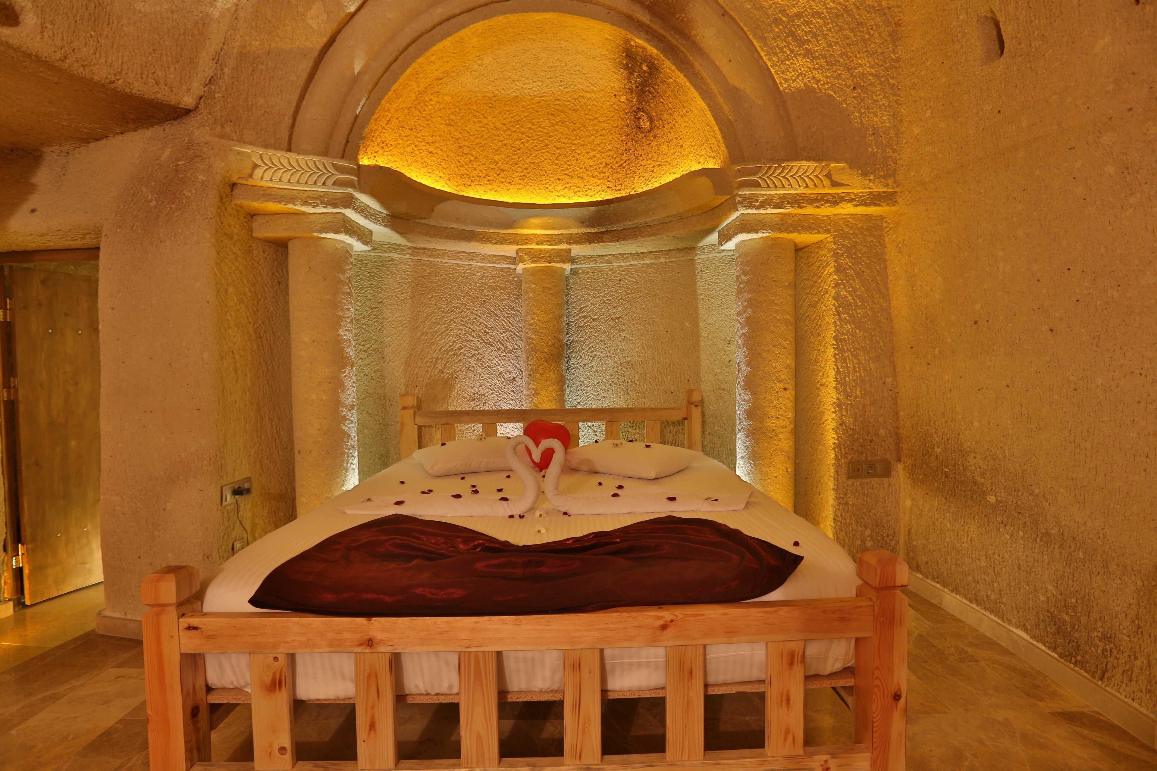 Premium bedding, desk, soundproofing, free cots/infant beds
