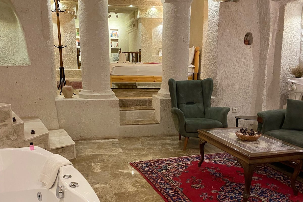 Suite | Premium bedding, desk, soundproofing, free cots/infant beds