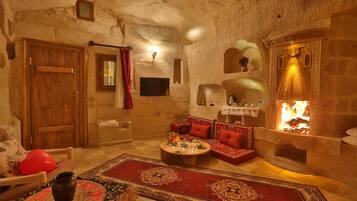 Habitación Deluxe | Zona de estar | Televisión LCD de 40 pulgadas con canales por satélite, una televisión