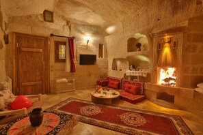 Deluxe Room | Living area | 40-inch LCD TV with satellite channels, TV, heated floors - Abu Hayat Cave Suites (Ürgüp)