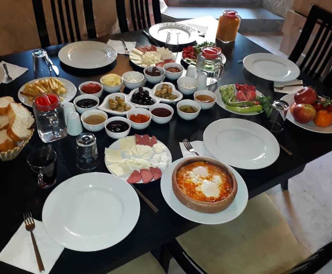 free daily full breakfast