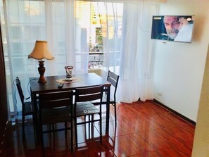 32 吋平面電視連有線電視頻道、電視、Netflix