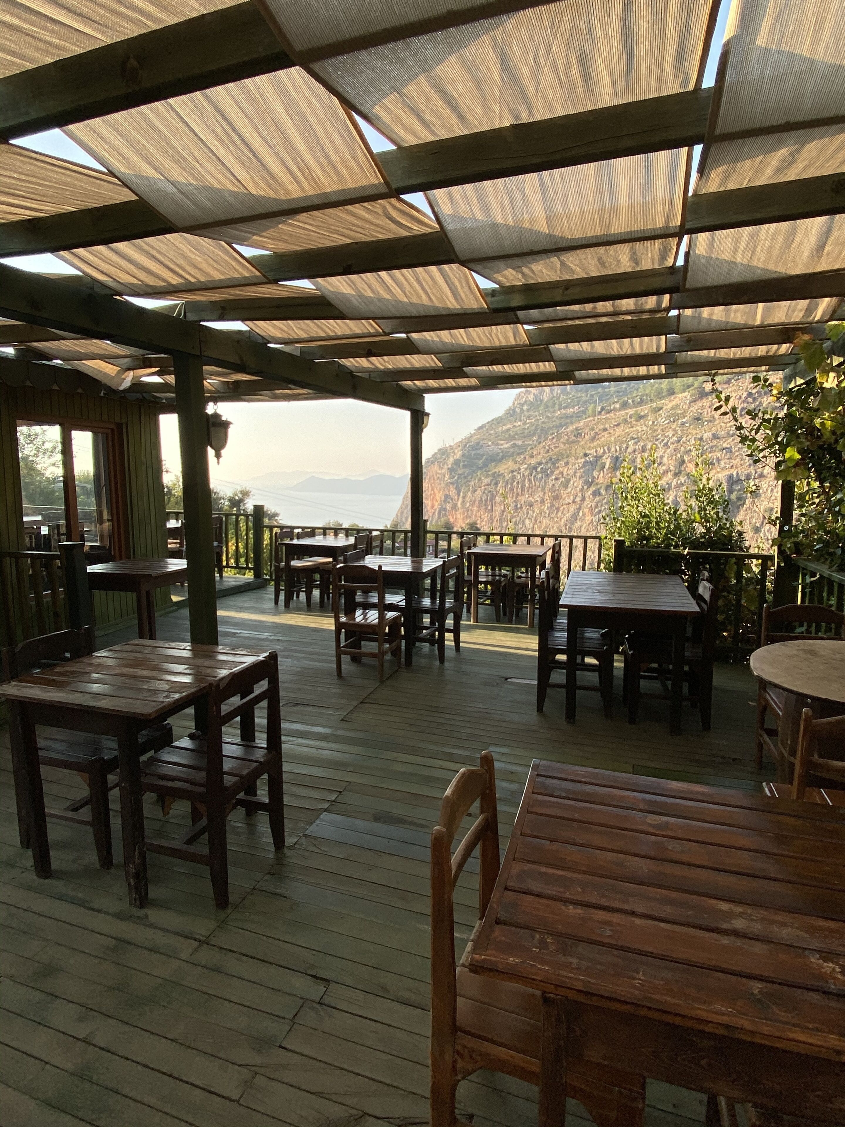 2 restaurants, breakfast served