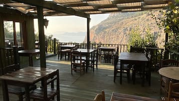 2 restaurants, breakfast served