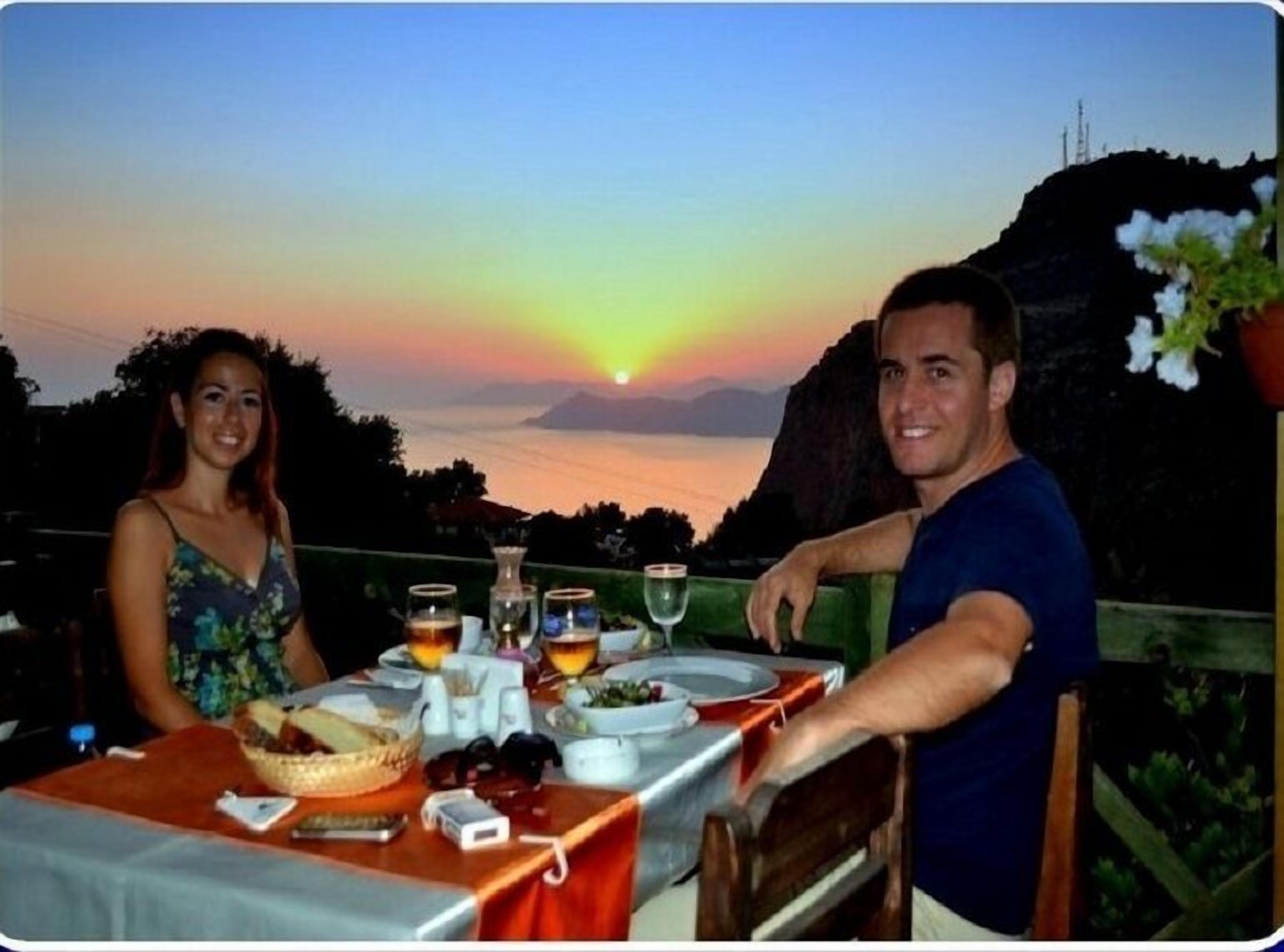 2 restaurants, breakfast served